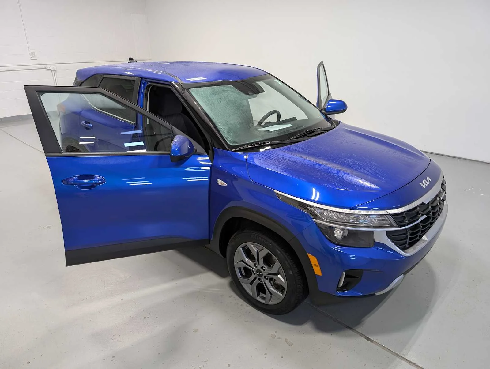 Certified Used 2024 Neptune Blue Kia LX image 16