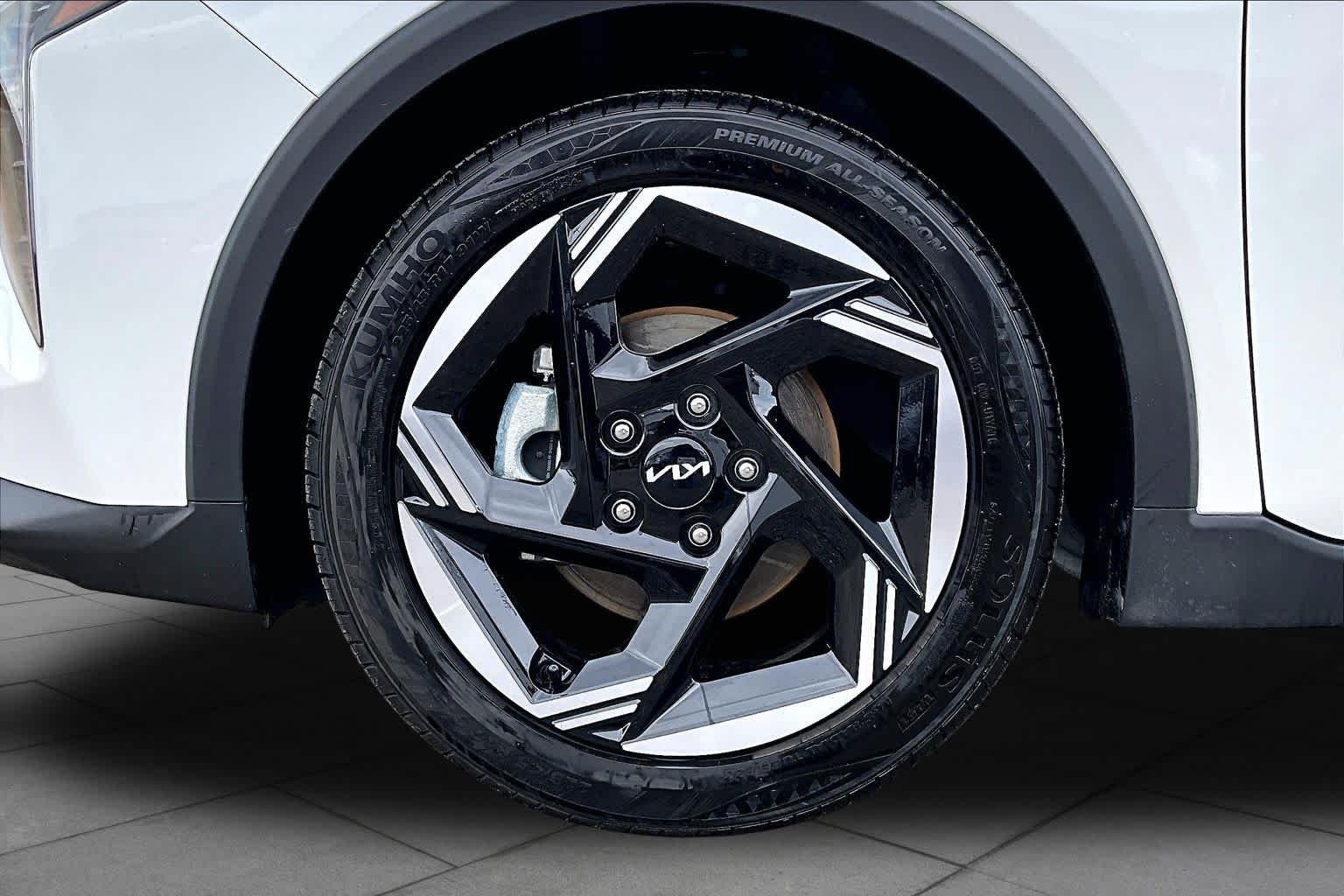 Used 2025 Snow White Pearl Kia EX image 13