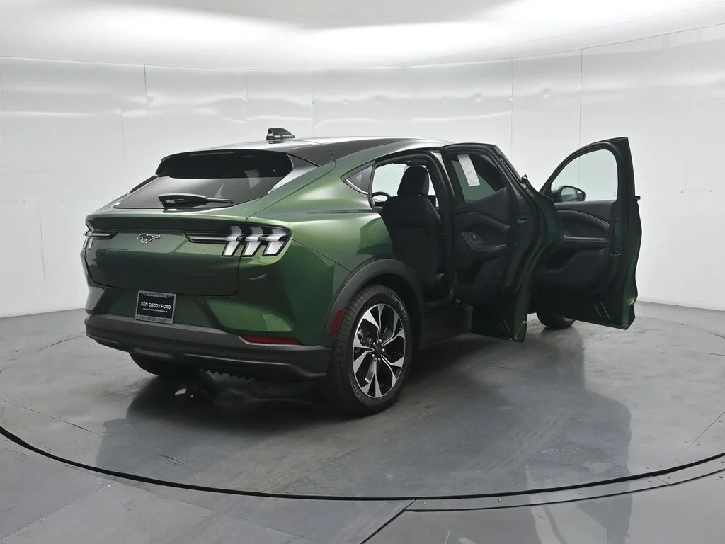 New 2026 Green Ford Select image 4