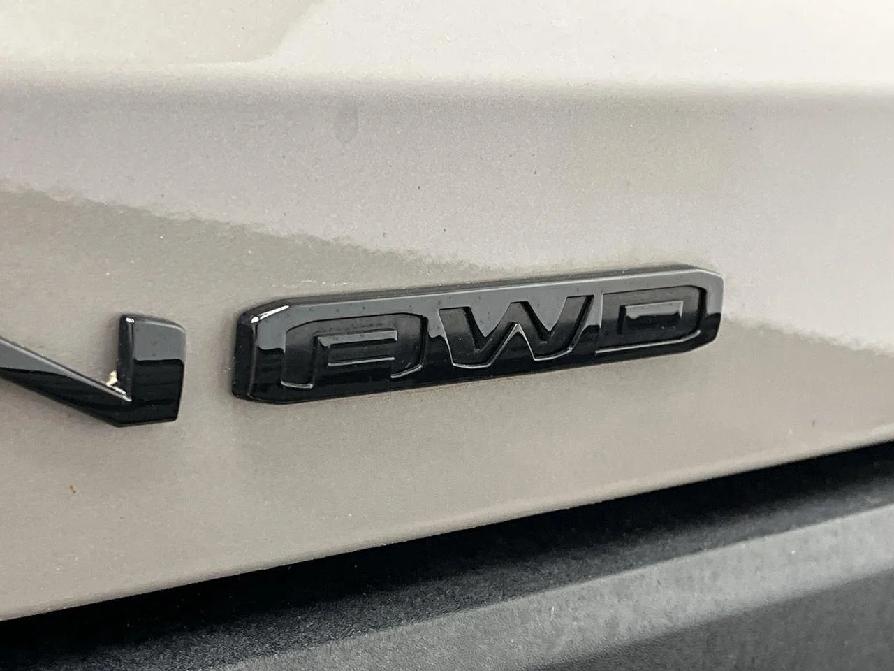 Used 2025 Riverstone Metallic GMC Elevation image 29