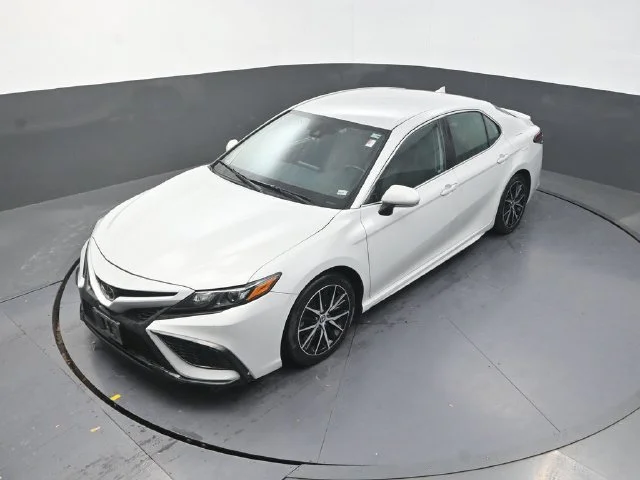 Used 2022 White Toyota SE image 25
