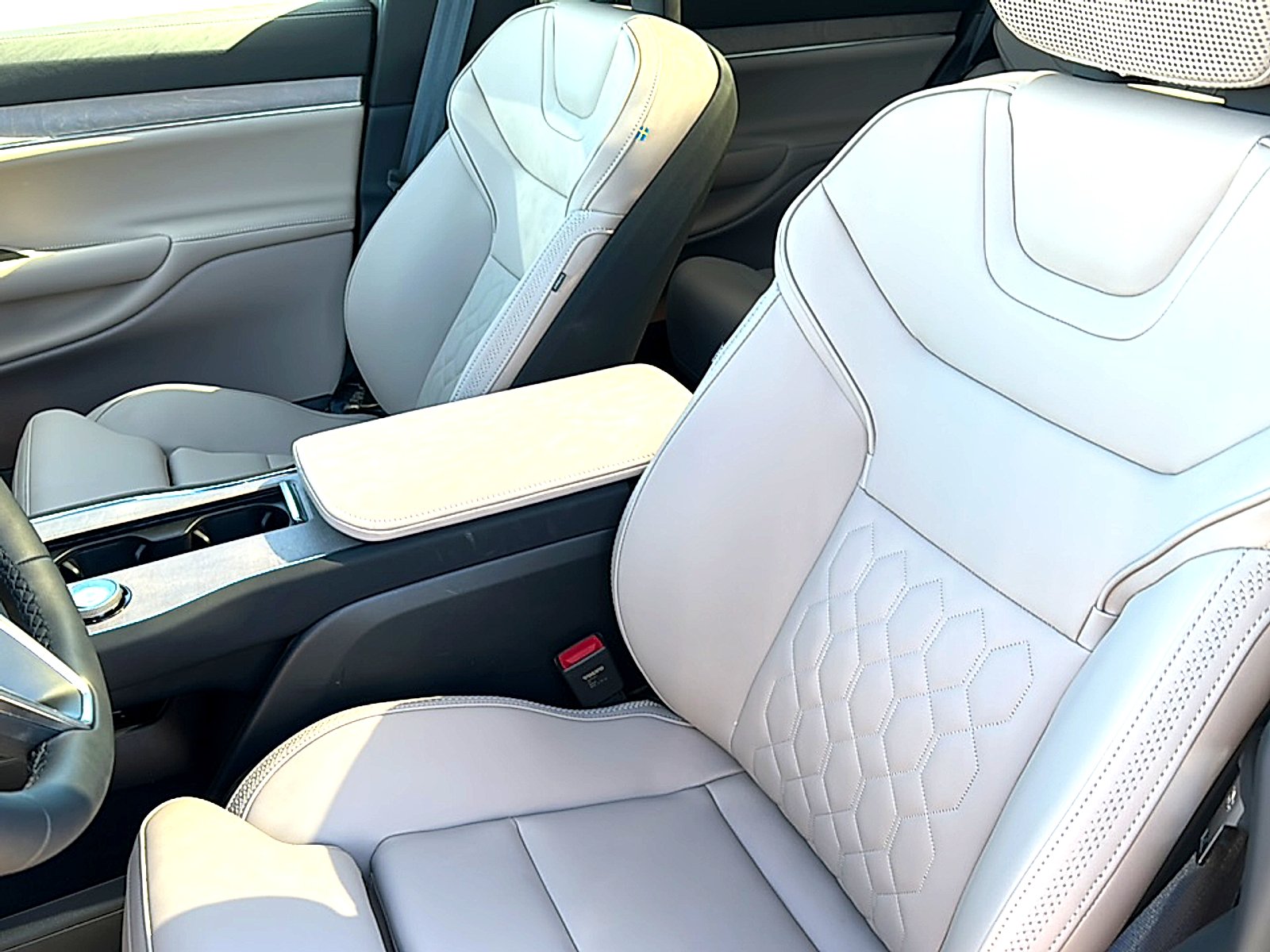 New 2025 Mulberry Red Volvo Ultra image 11