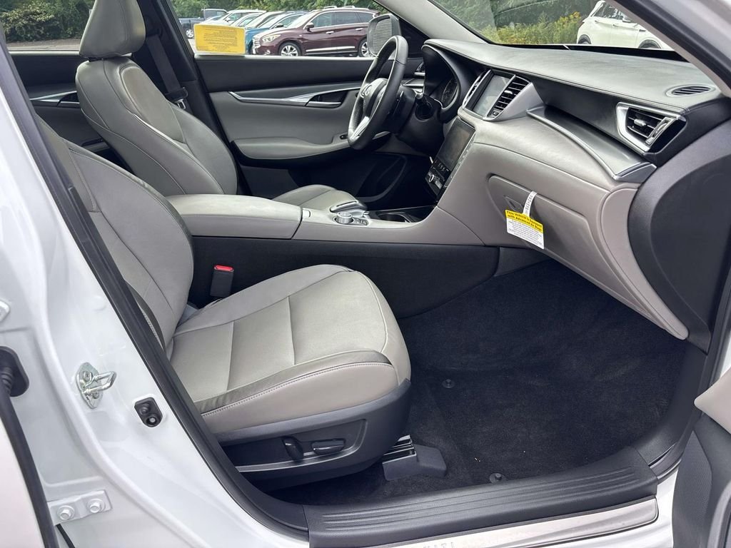 Certified Used 2025 White INFINITI LUXE image 17