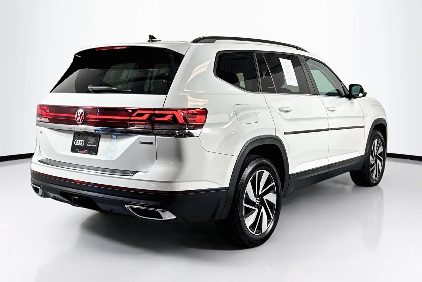 Used 2025 Pure White Volkswagen 2.0T SE w/Technology image 5