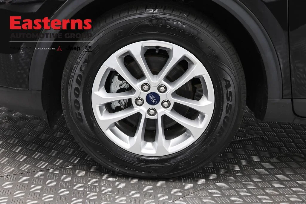 Used 2022 Black Ford SE image 32