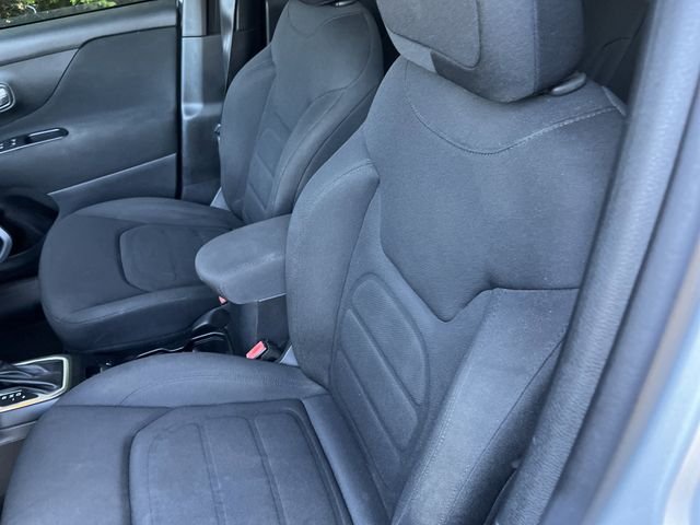 Used 2018 Glacier Metallic Jeep Latitude image 12