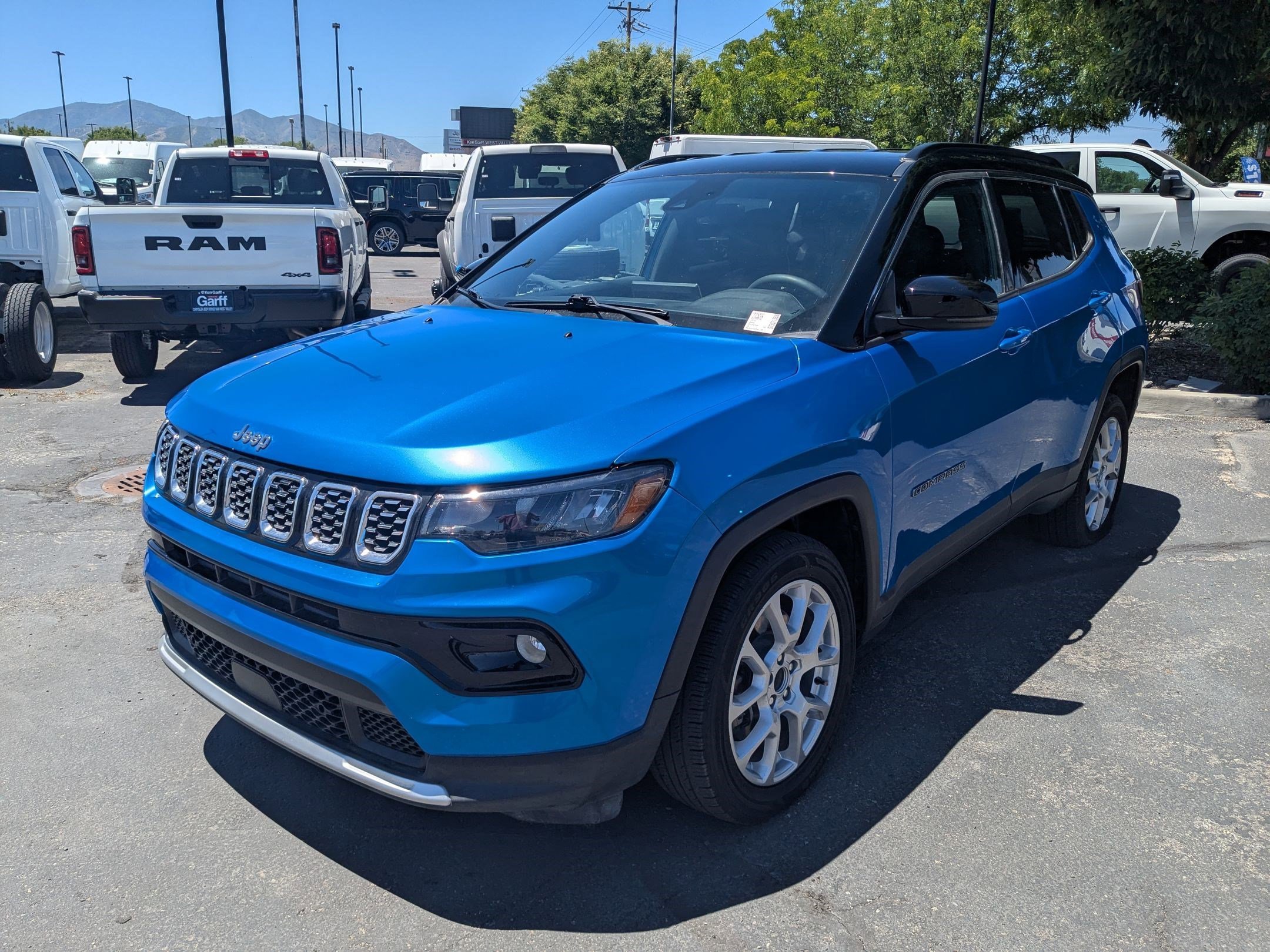 Used 2025 Hydro Blue Pearlcoat Jeep Limited image 9