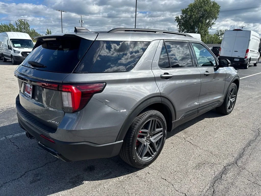 Used 2025 Gray Metallic Ford ST-Line image 3