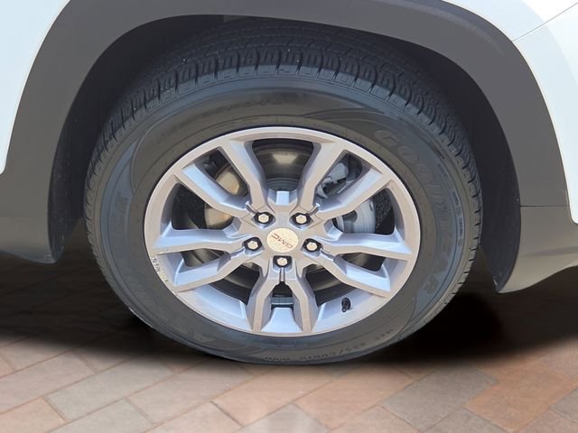 Used 2024 Summit White GMC SLT image 25