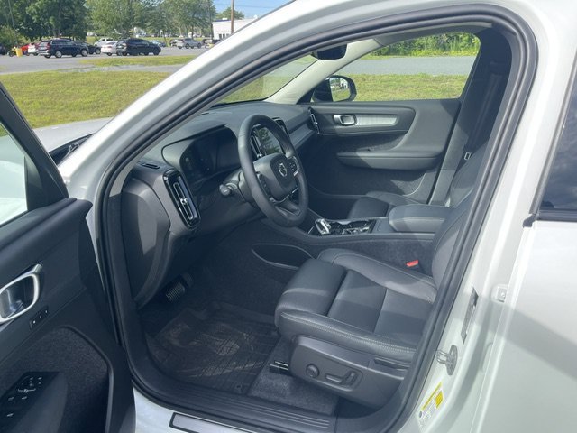 Used 2025 White Volvo Plus Dark Theme image 17