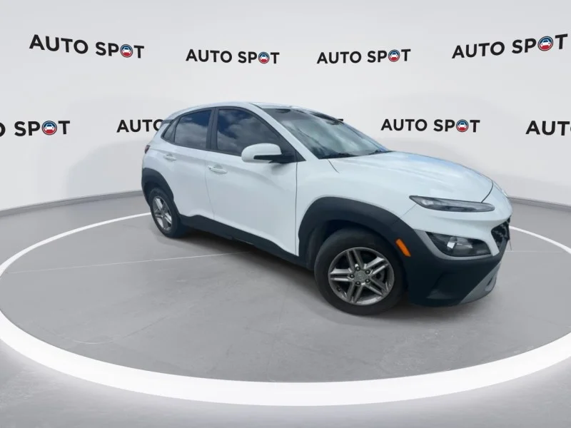 Used 2022 White Hyundai SE image 2