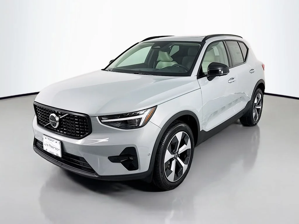 2026 Volvo XC40 B5 Plus Dark AWD's photo