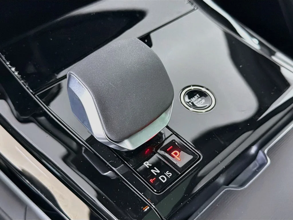 New 2027 Santorini Black Land Rover Dynamic SE image 17