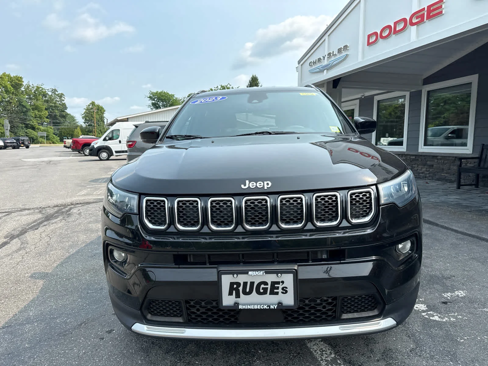 Used 2023 Diamond Black Crystal Pearlcoat Jeep Limited image 8