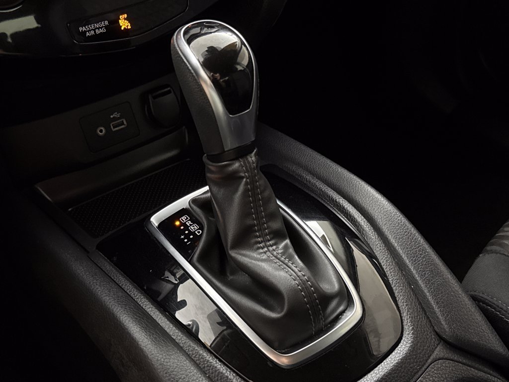 Used 2019 Silver Nissan S image 18