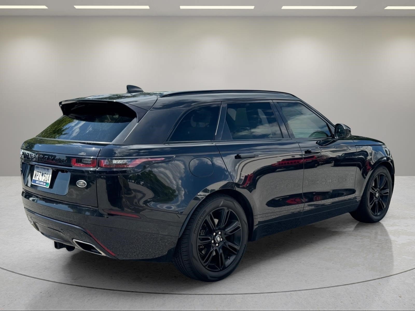 Used 2020  Land Rover R-Dynamic S image 5