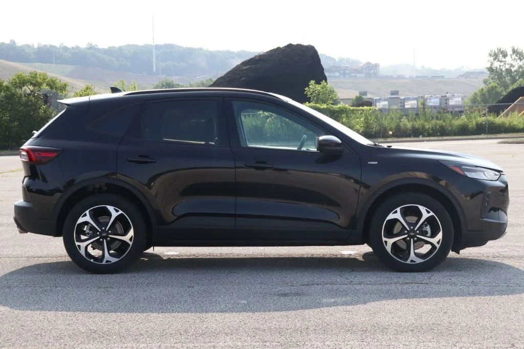 New 2025 Agate Black Metallic Ford ST-Line Select image 9