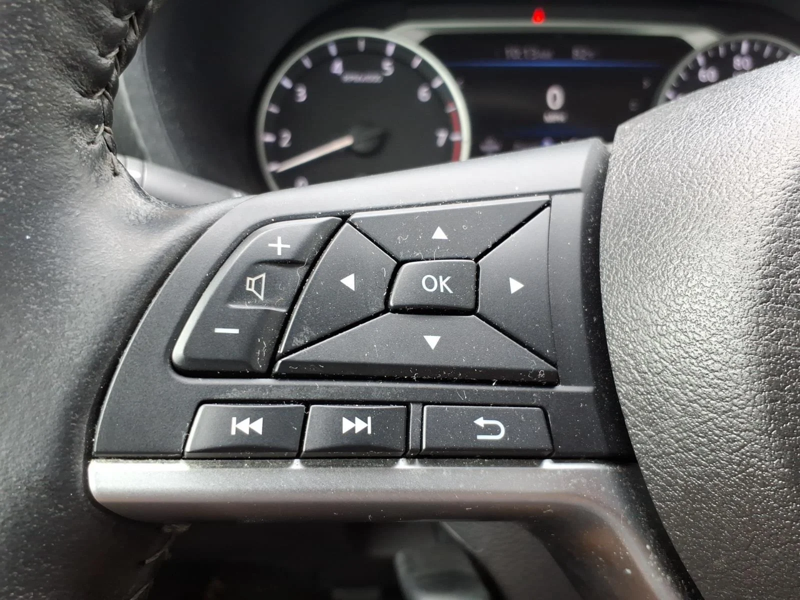 Used 2022 Aspen White TriCoat Pearl Nissan SV image 14
