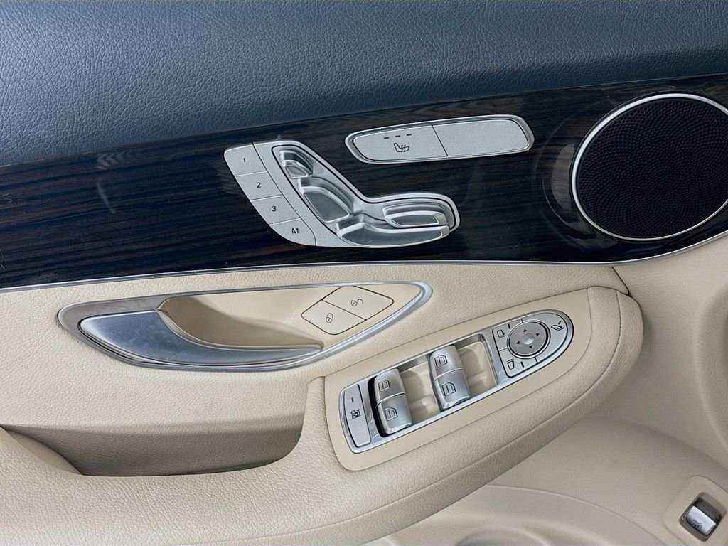 Used 2021  Mercedes-Benz GLC 300 image 18