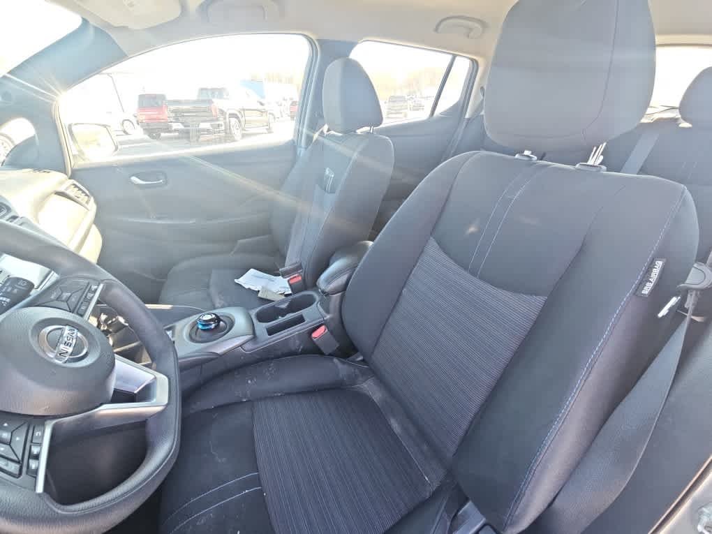 Used 2019 Silver Nissan S image 4