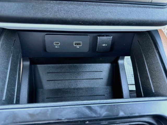 Used 2023  Land Rover SE image 31