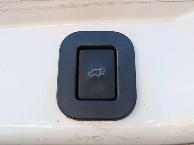Used 2013 White Toyota LE image 13