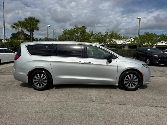 Used 2024 Silver Chrysler Select image 9