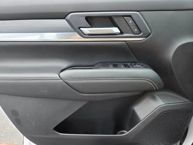 Used 2025 Summit White GMC Elevation image 35