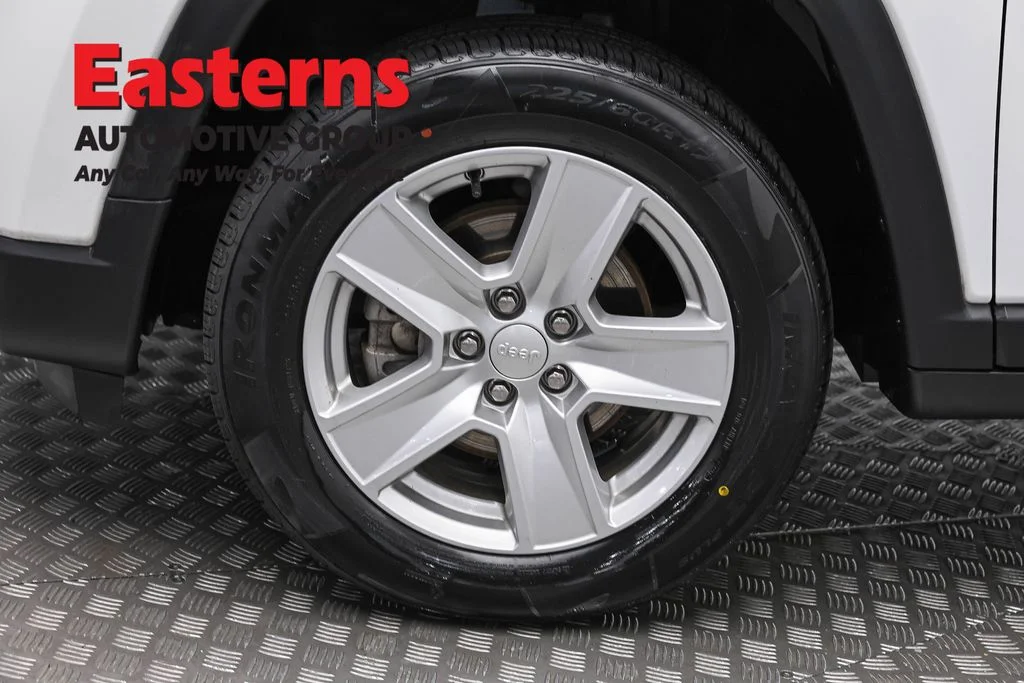 Used 2022 White Jeep Latitude image 32