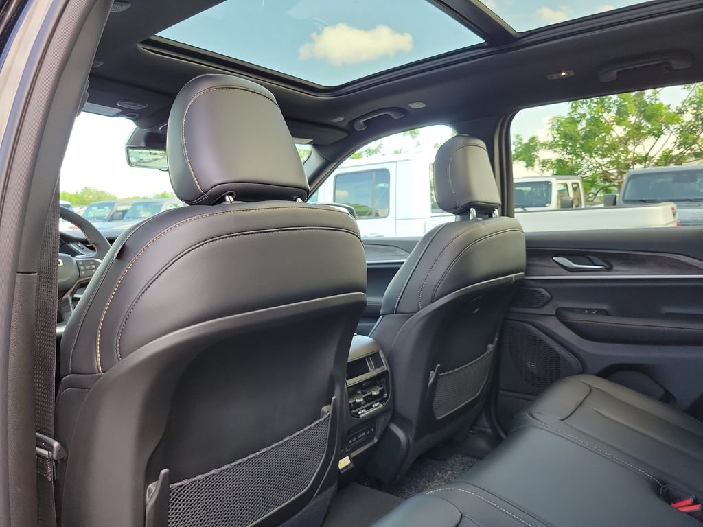 New 2026 Diamond Black Crystal Pearl-Coat Exterior Paint Jeep  image 16