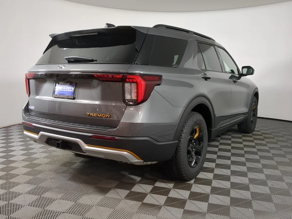 New 2026 CARBONIZED GRAY METALLIC Ford Tremor image 9