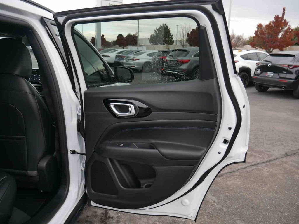 New 2026 White Jeep Latitude image 21