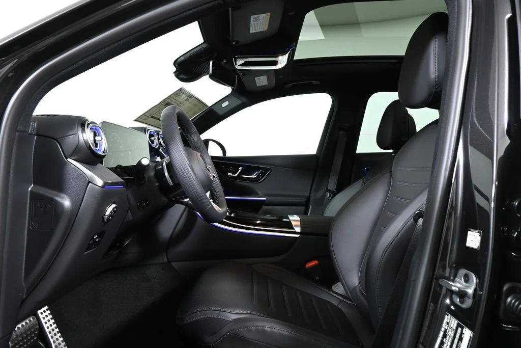 Used 2026  Mercedes-Benz GLC 300 image 3