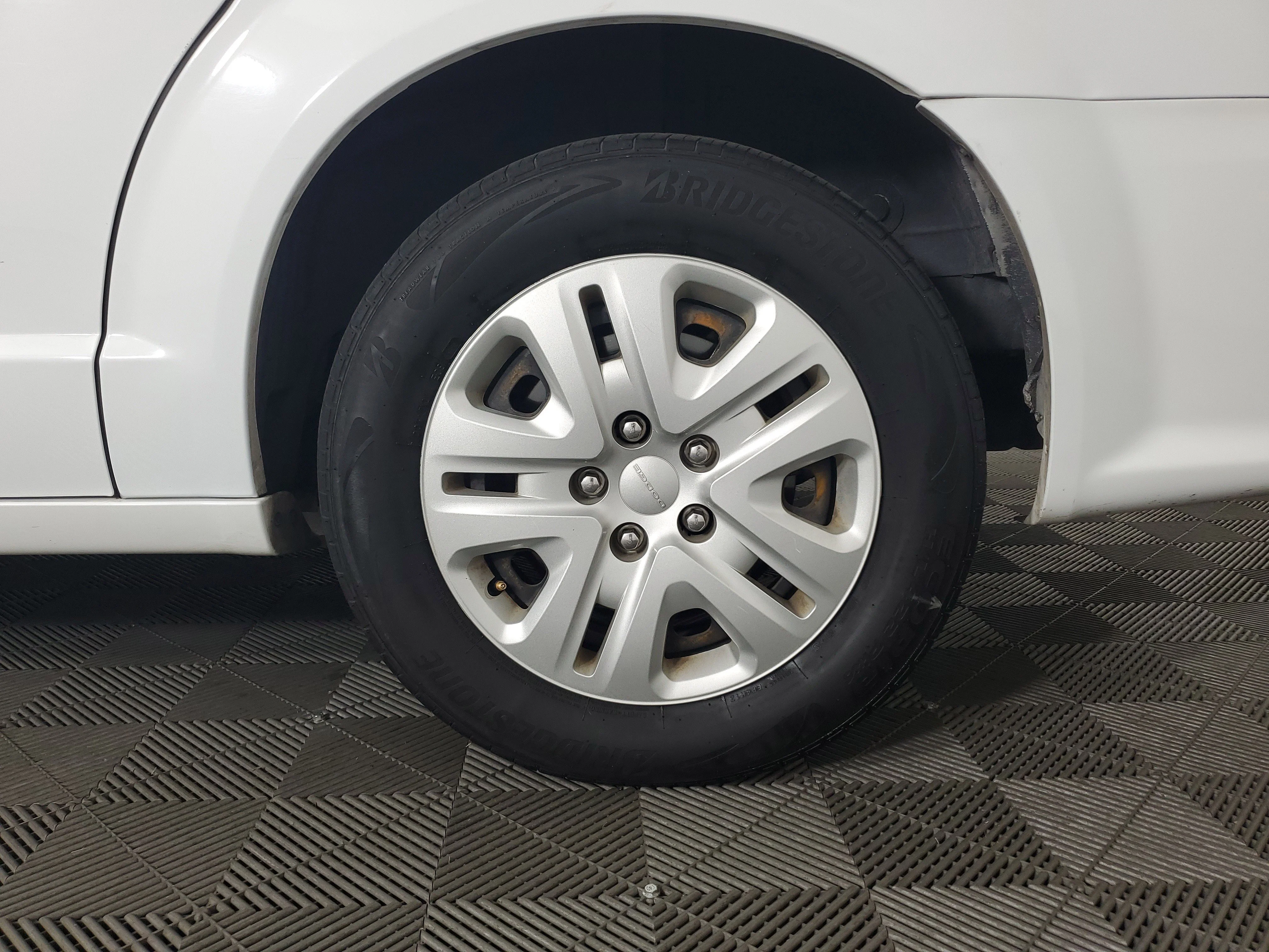 Used 2018 White Knuckle Clearcoat Dodge SE image 29