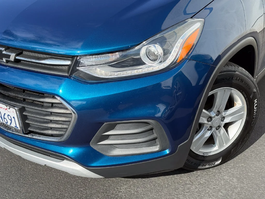Used 2020 PACIFIC BLUE METALLIC Chevrolet LT image 3