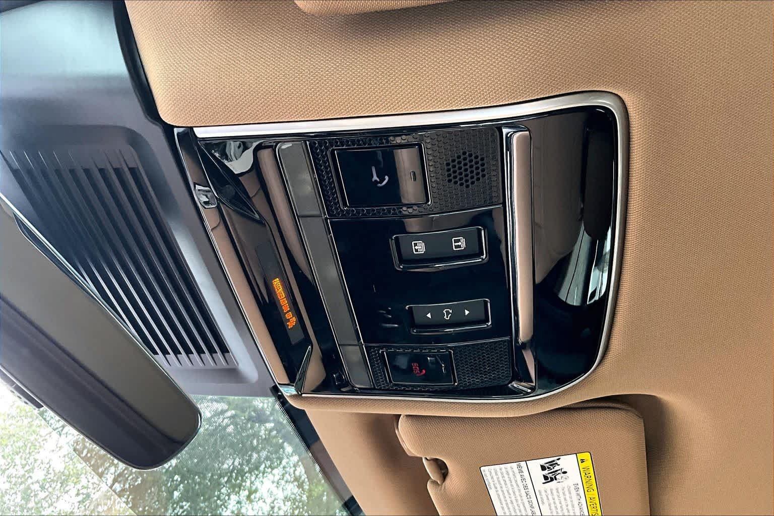 Used 2023  Land Rover SE Dynamic image 32
