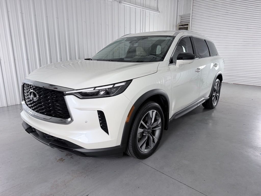 Used 2023 White INFINITI LUXE image 1