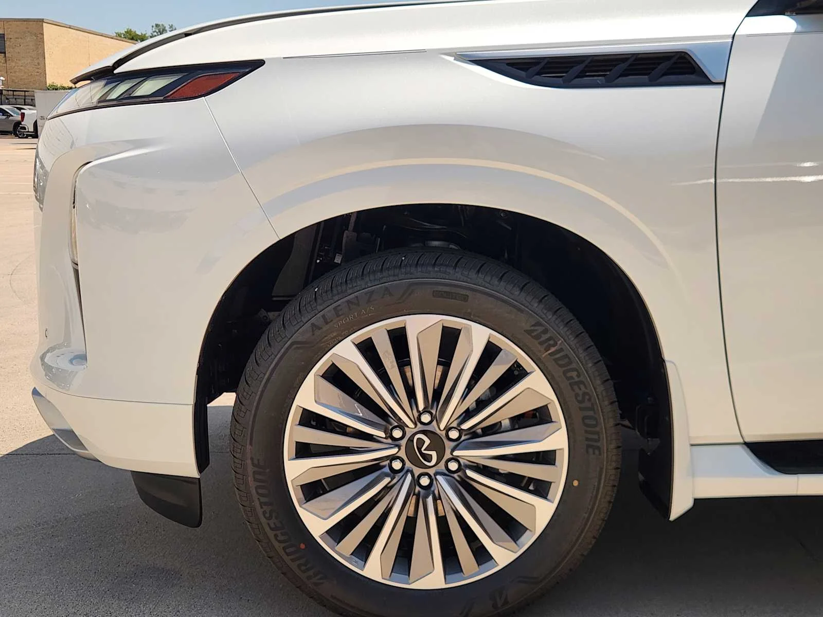 New 2027 RADIANT WHITE INFINITI Luxe 2WD image 6