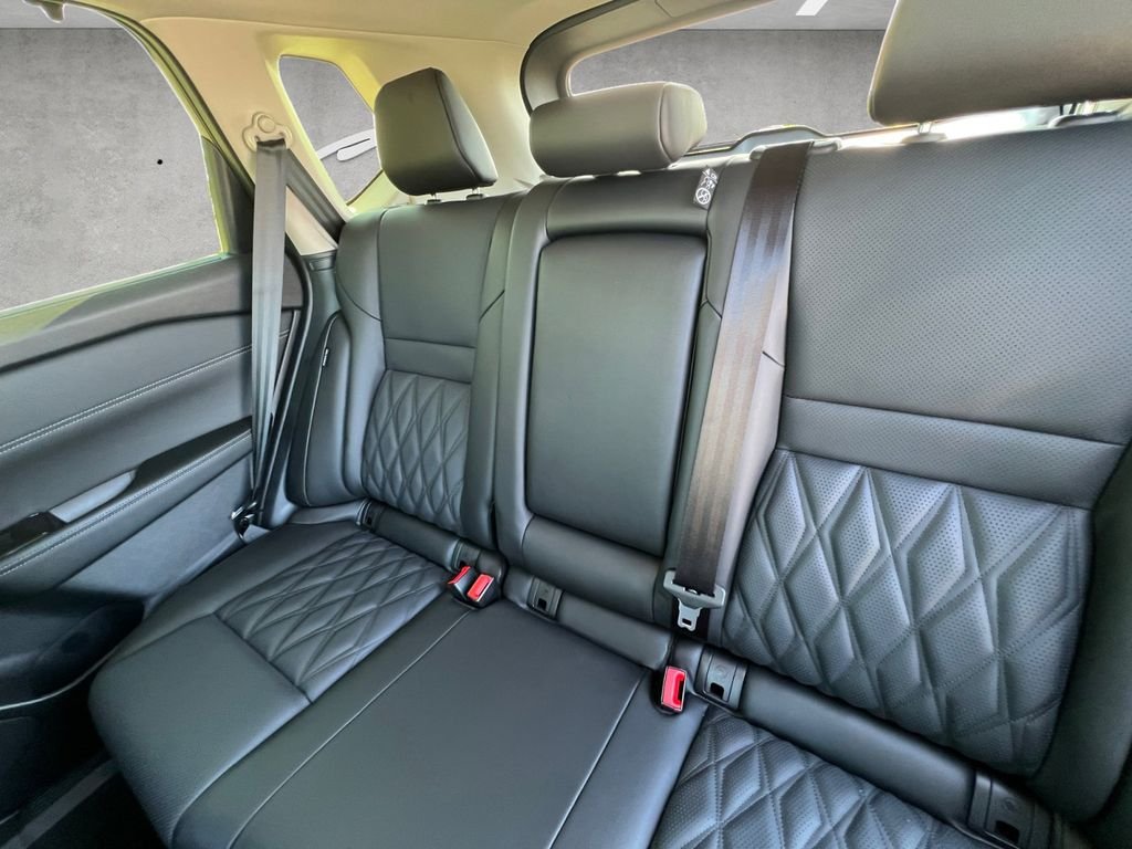New 2026 Champagne Silver Metallic / Super Black Two-tone Nissan Platinum image 23