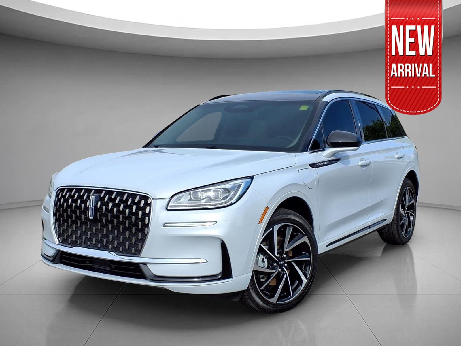 Used 2025 Crystal White Metallic Clearcoat Lincoln Grand Touring image 1