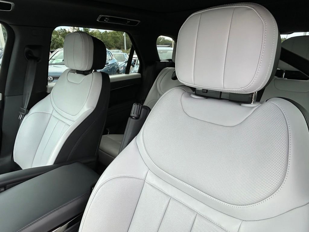 Used 2024 White Land Rover Dynamic SE image 16