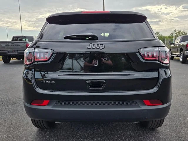 New 2026 Diamond Black Crystal Pearl-Coat Exterior Paint Jeep Latitude image 6