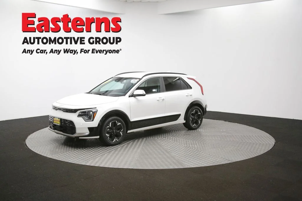 Used 2024 White Kia Wind image 56