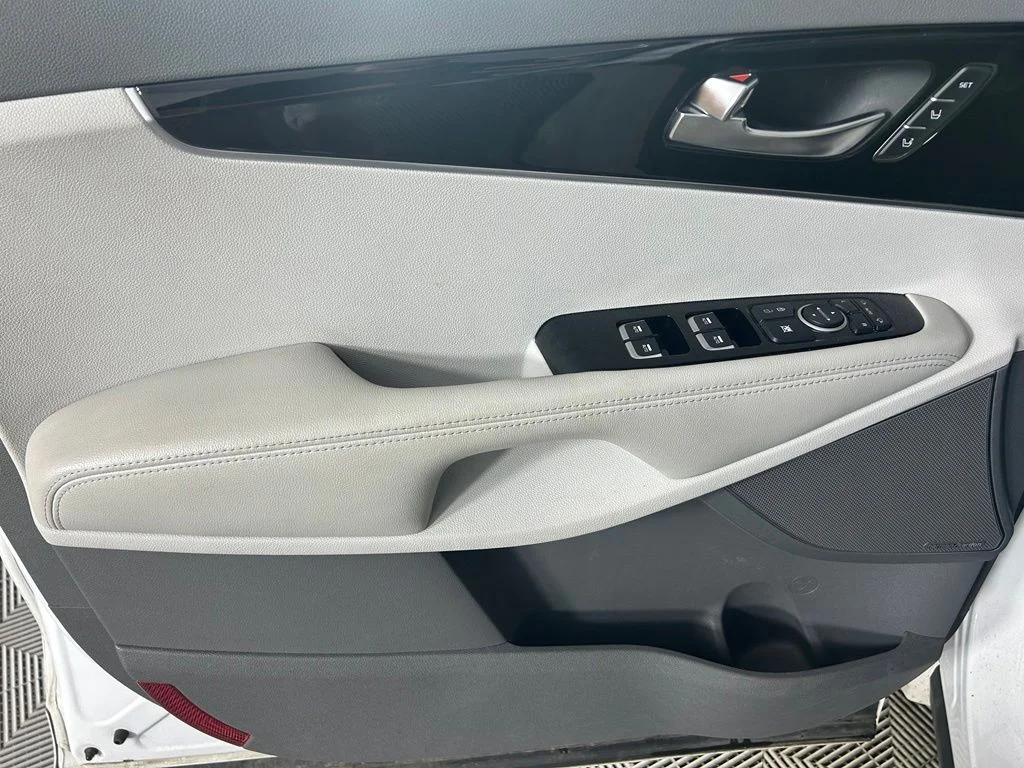 Used 2020 White Kia SX image 9