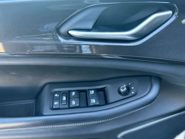 Used 2022 White Jeep Altitude image 14