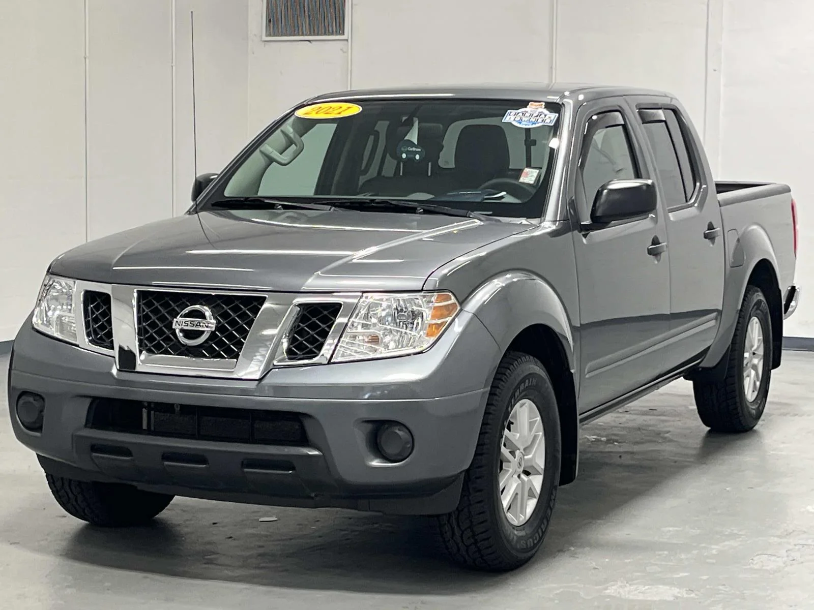 Used 2021 Gun Metallic Nissan SV 4x2 Crew Cab 3.8L V6 1 Owner image 4