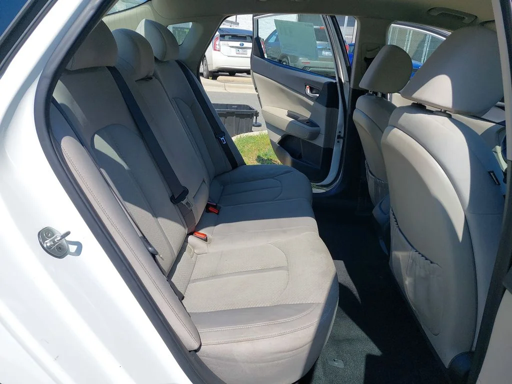 Used 2018 White Kia LX image 11