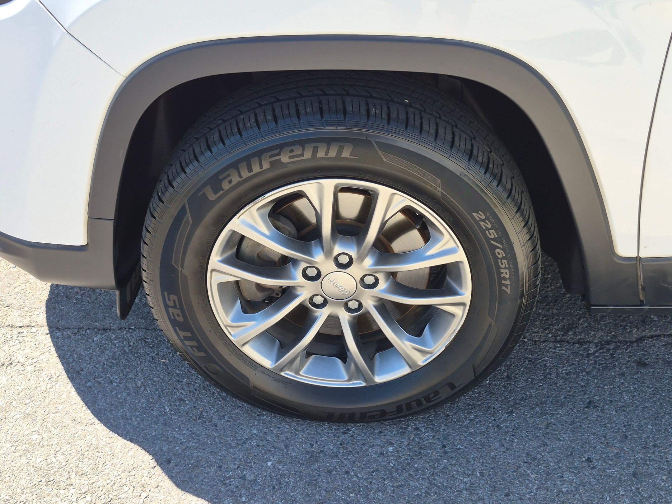 Used 2020 Bright White Clearcoat Jeep Latitude Plus image 10