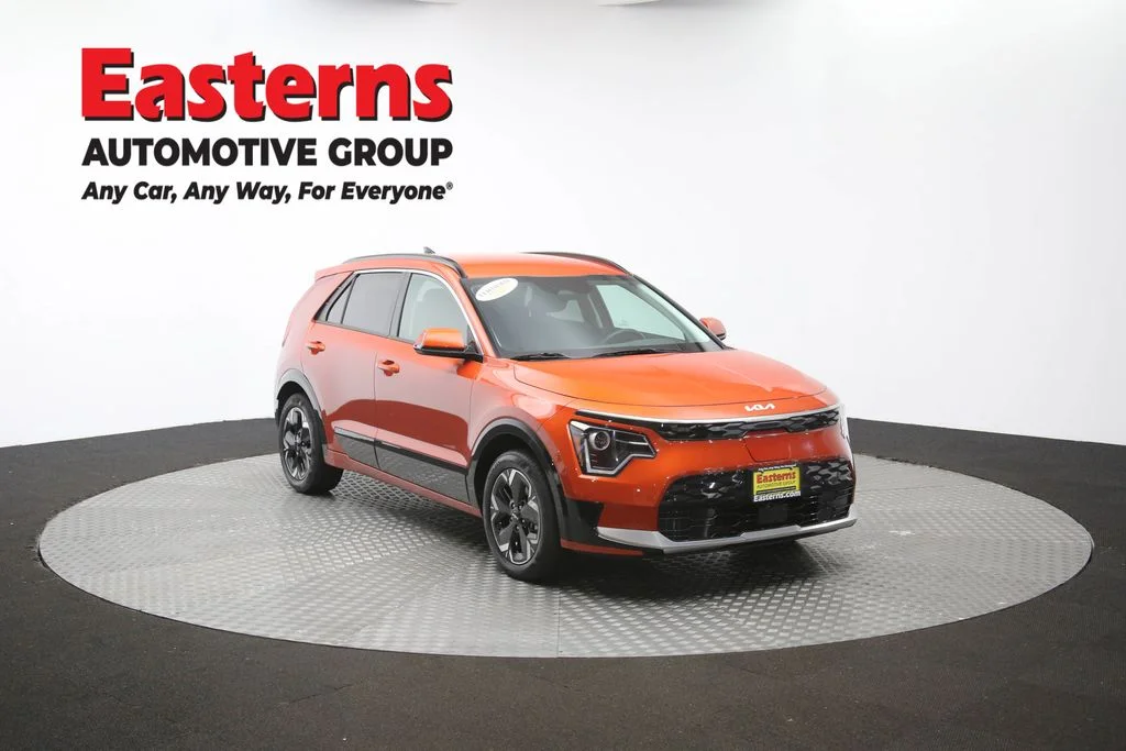 Used 2023 Red Kia Wind image 48