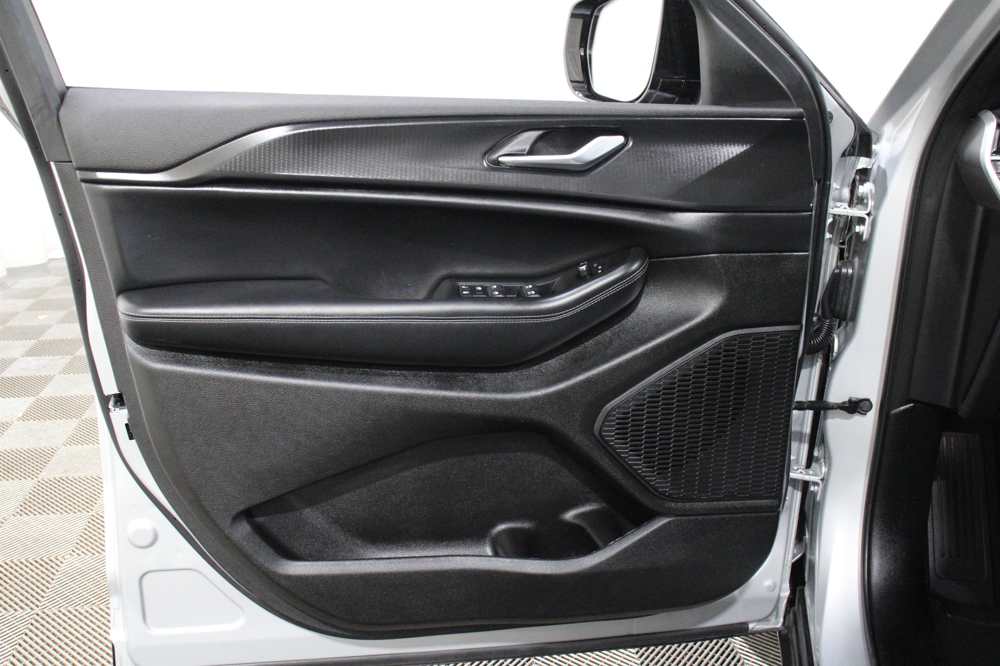 Used 2025 Silver Zynith Jeep Altitude image 6